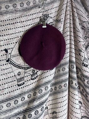 Unbranded Like New Mulberry/Burgundy Women’s Beret One Size